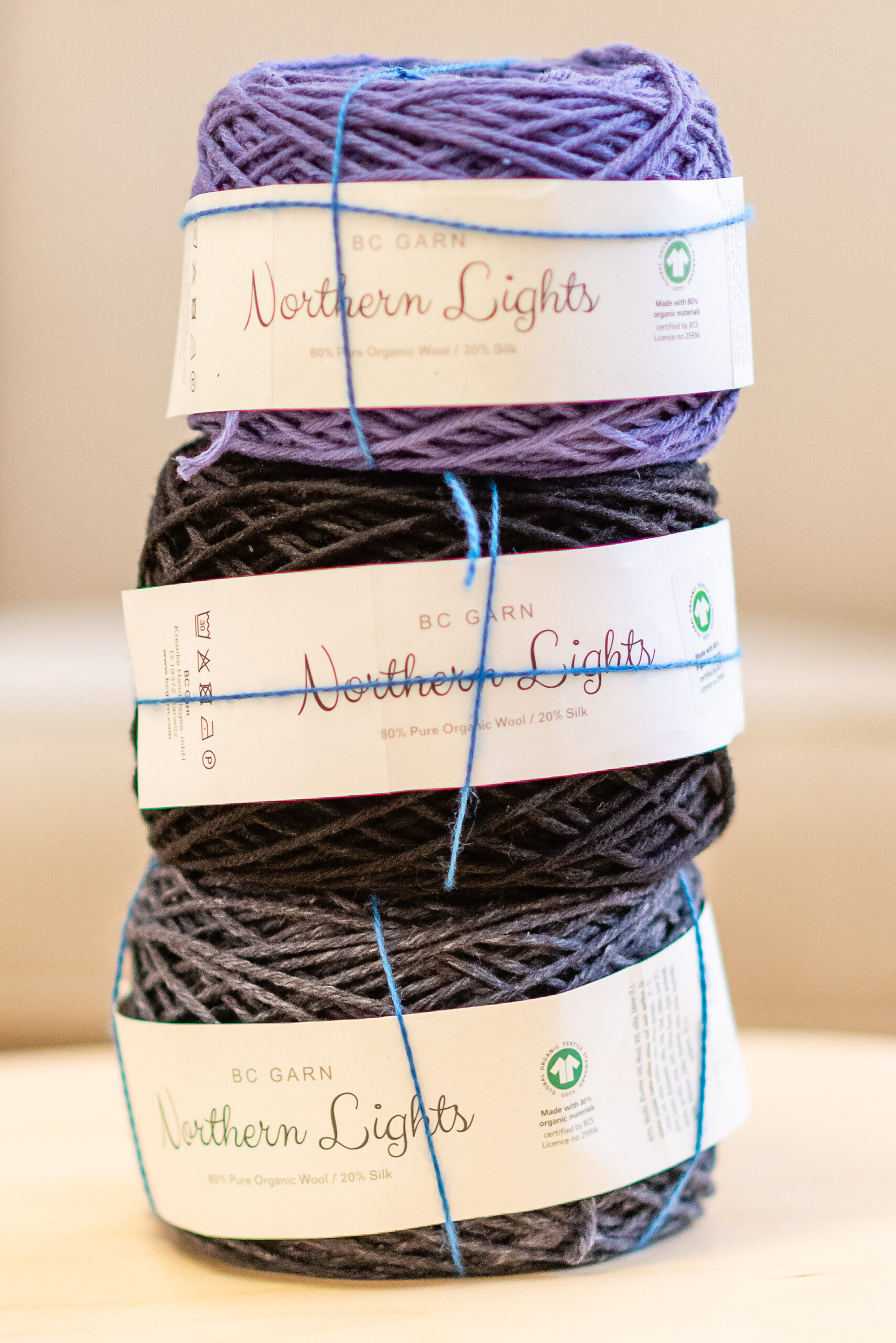 Drei Knäuel "Northern Lights" von BC Garn in Violett-Tönen