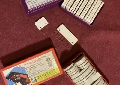 Verschiedene Spann-Kämme (Blocker) für Strickstücke aus Holz und Metall und T-Pins (Nadeln mit T-Kopf)
