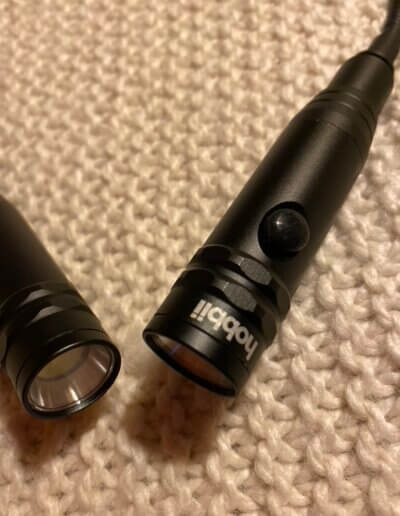 Knitters Helferlein: Detailaufnahme der beiden Lampen der Stricklampe hobbii Necklight Deluxe