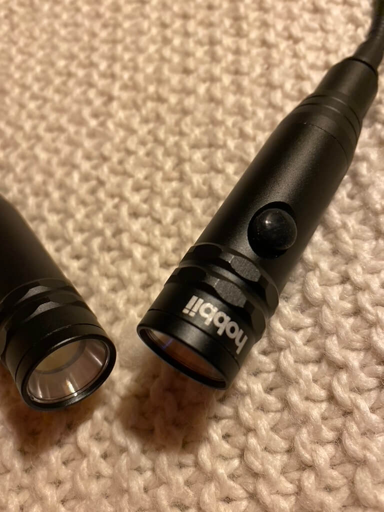 Knitters Helferlein: Detailaufnahme der beiden Lampen der Stricklampe hobbii Necklight Deluxe