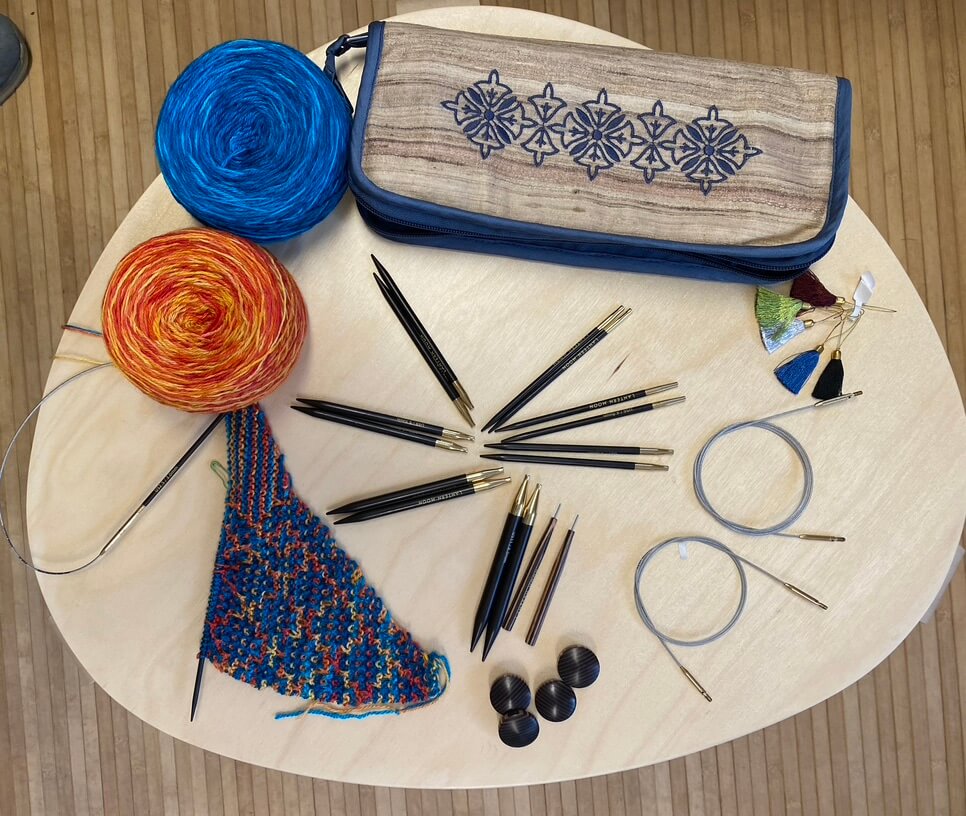 Das Set der Lantern-Moon-Rundstricknadeln aus Ebenholz mit Etui und zahlreichem Zubehör Das Set der Lantern-Moon-Rundstricknadeln aus Ebenholz mit Etui und zahlreichem Zubehör
