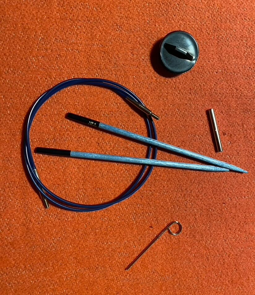 Die farbigen "interchangeable" Rundsticknadeln von Lykke sind aus Birkenholz.Kabel. Farbige Rundsticknadeln von Lykke aus Birkenholz mit austauschbarem Kabel. Hier in Blau.