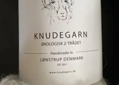 Das Etikett von Knudegarn in dänischer Sprache: økologisk 2-trådet. Handmade in Lønstrup Denmark, Est. 2011