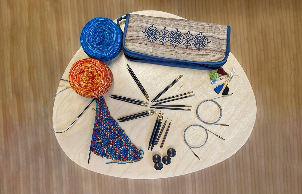 Stricknadel-Set von Lantern Moon mit flexiblen Rundstricknadeln in verschiedenen Größen Stricknadel-Set von Lantern Moon mit flexiblen Rundstricknadeln in verschiedenen Größen liegen auf einem Tisch