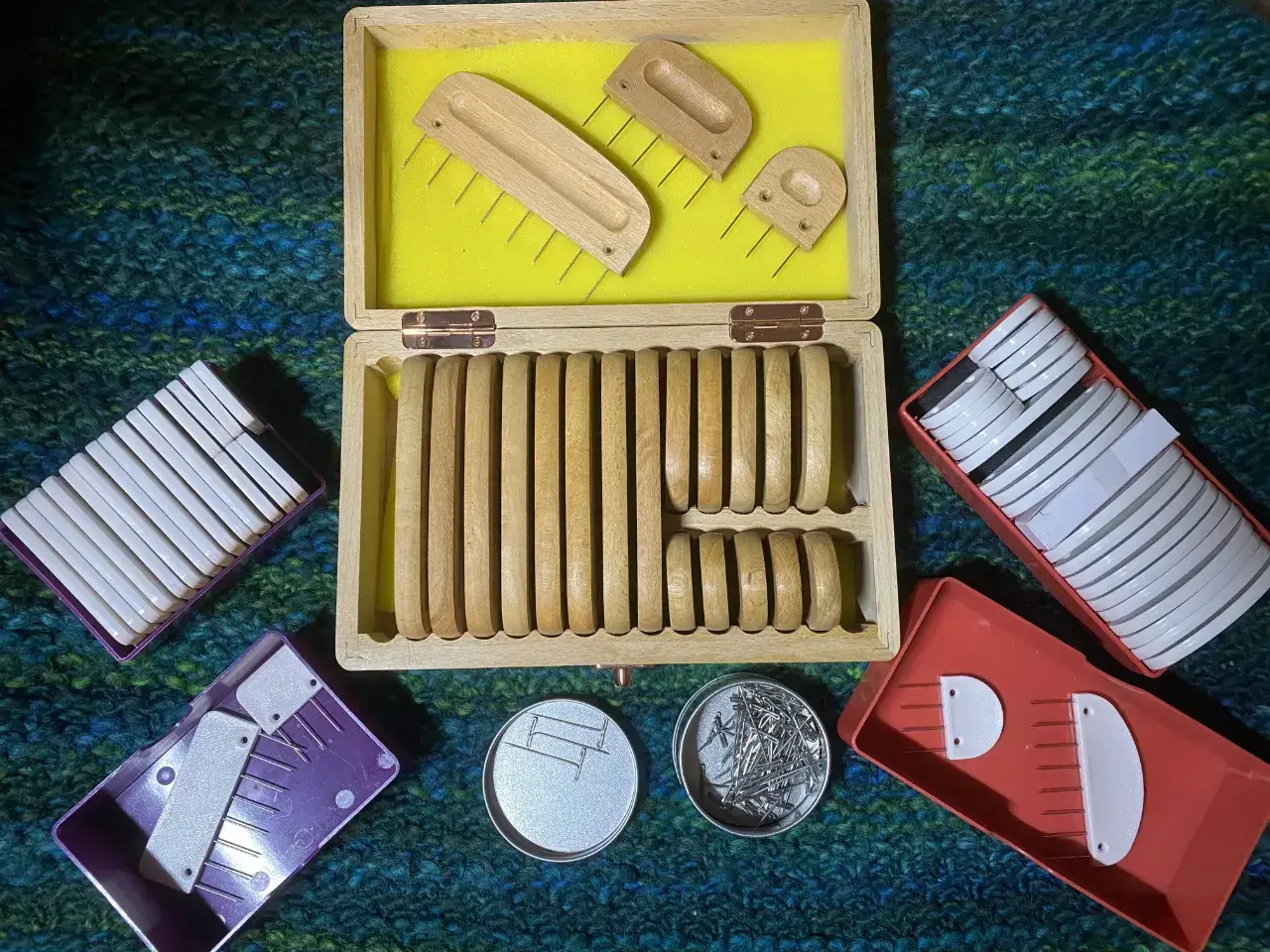 Verschiedene Kämme und Nadeln zum Spannen von Gestricktem Verschiedene Spann-Nadeln (Blocker) für Strickstücke: Kämme aus Holz und Plastik und T-Pins (Nadeln mit T-Kopf)